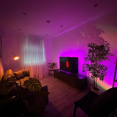 Retro Suite A Luxury Apartment With King Size Bed Wii Games And Entertainment Leicester Exterior photo