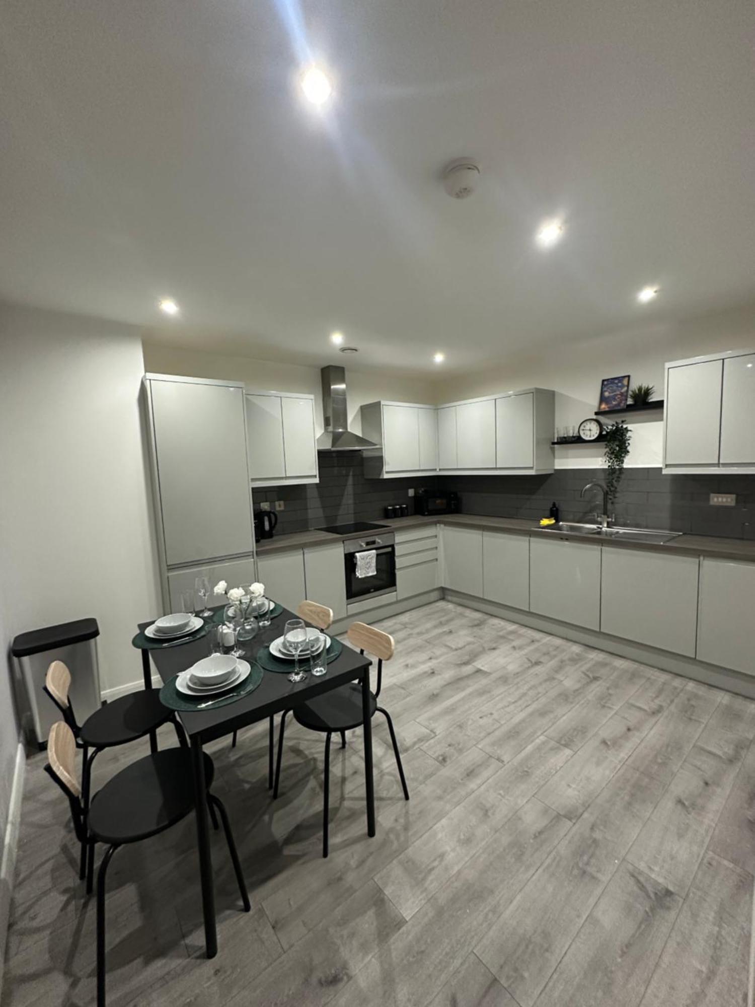 Retro Suite A Luxury Apartment With King Size Bed Wii Games And Entertainment Leicester Exterior photo