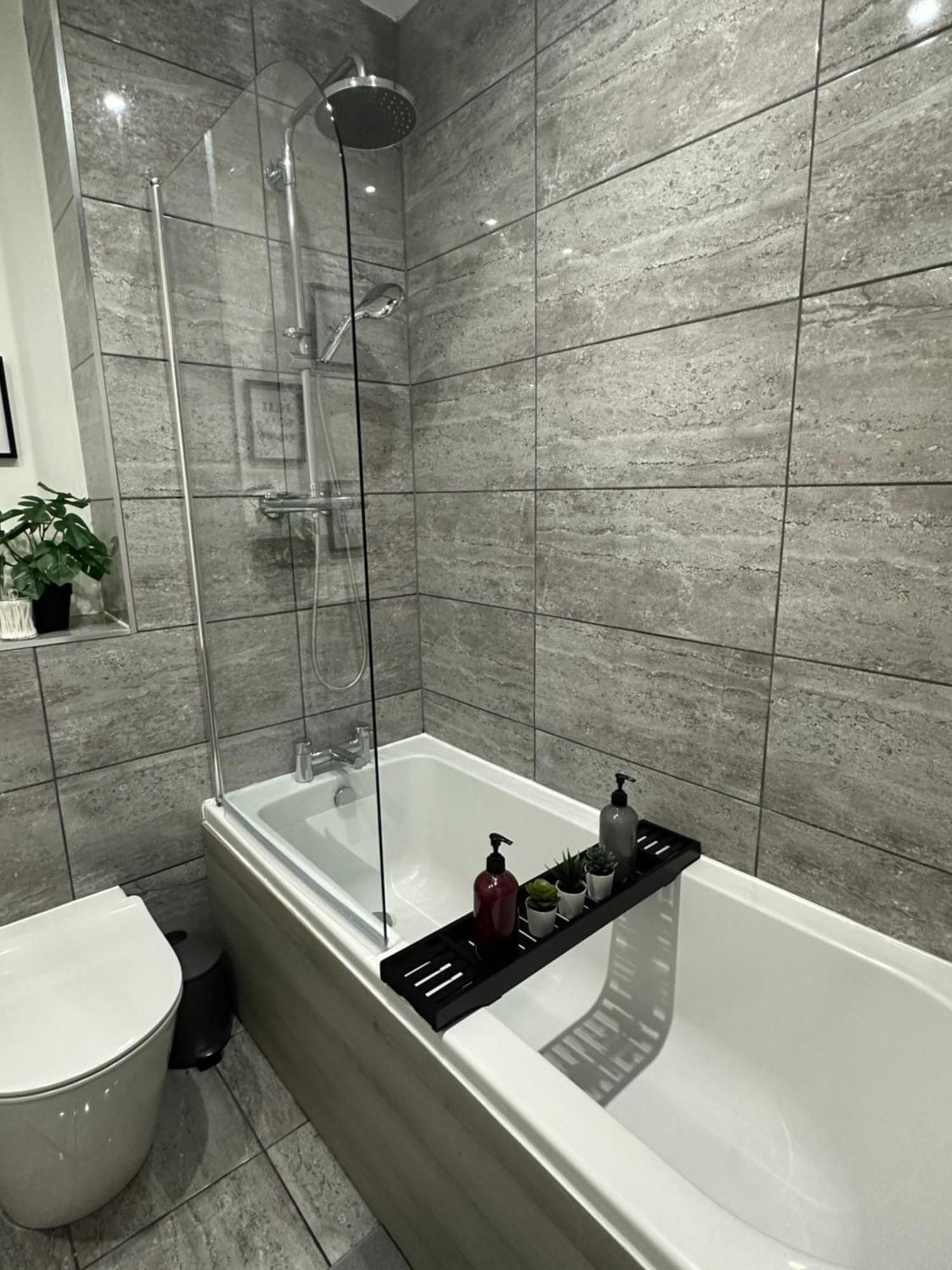 Retro Suite A Luxury Apartment With King Size Bed Wii Games And Entertainment Leicester Exterior photo